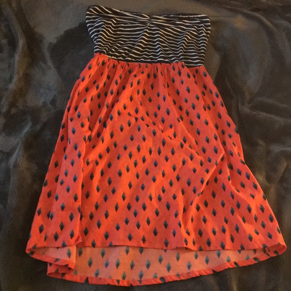 Cute strapless dress!